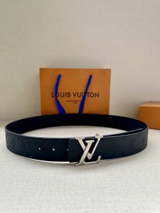 特 本款4.0宽 Lv Initiales 双面腰带选用崭新 Epi Xl 皮革，以丰盈触感演绎 Epi 图案的放大版本，翻转即见 Monogram 压纹。金属