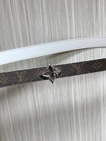 2.0宽，当季新款，双面腰带一面进口牛皮，另一面进口帆布印花，搭配精品四心口，做工精细，实物实拍，是女神的必备之一。