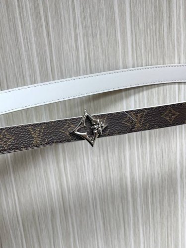 2.0宽，当季新款，双面腰带一面进口牛皮，另一面进口帆布印花，搭配精品四心口，做工精细，实物实拍，是女神的必备之一。
