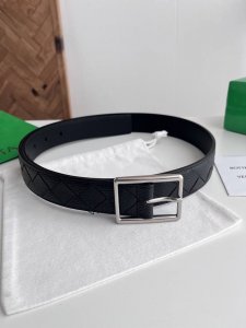 Bv 2026最新款男士编织腰带 纯手工Intreccio大格子编织 意大利原厂荔枝纹小牛皮 搭配微复古银色针扣 侧面带标识 宽度35Mm 颜色: 黑色 DDD