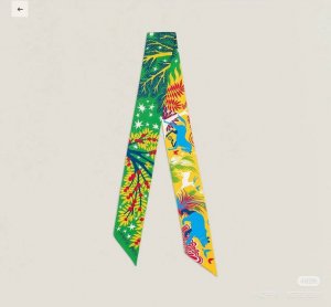 爱马仕Hermes “俄耳甫斯的魔力”Baguette Twilly小丝巾 Twilly小丝巾 100%桑蚕丝 重磅18姆米斜纹面料 这款小巧的真丝配饰点缀双色