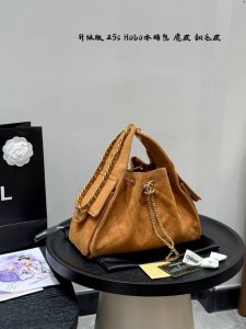 折叠礼盒 升级版 麂皮翻毛皮 Chanel 香奈儿25S Hobo真绝绝子 今年香香25S系列简直美爆... 这只Hobo腋下水桶包 是个小号尺寸个人觉得比较日