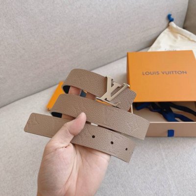 Lv Iconic 双面腰带焕现新意：经典 Monogram Empreinte 皮革拼接柔软雅致的小牛皮，与皮具系列单品搭配相宜。宽度：30Mm