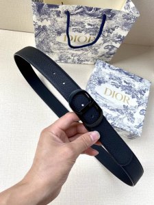 宽度3.5Cm Dior这款腰带扣采用“Cd”标志造型，以金属覆层黄铜精心打造。可与各式35毫米腰带搭配，提升格调，打造优雅精致的造型。 牛皮革双面腰带融合奢华