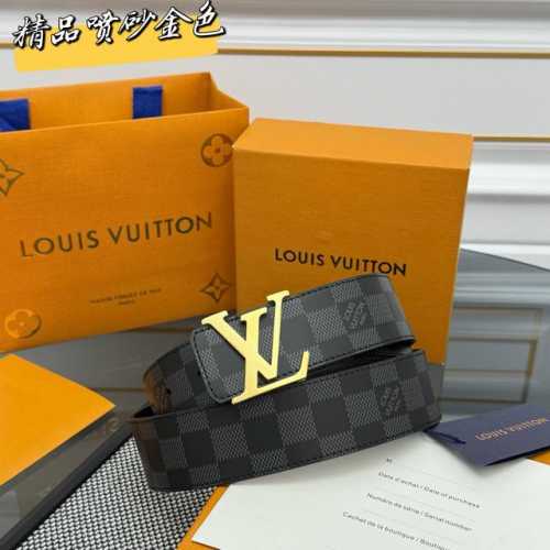 lv Dimension 双面腰为深邃皮革压印 Monogram 图案，翻转即现细腻平滑的一面，于优雅之中流露沉稳气韵。瞩目 Lv 字母搭扣以渐变色调勾勒轮廓，