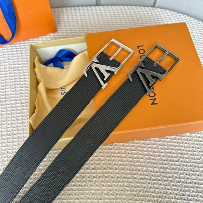 特P180 寬度：35Mm 驢家最新品 男士經典頂級休閒腰帶 寬度35毫米 品牌專用水波紋Togo紋小牛皮搭配小牛皮底 全新開模精品針扣設計 多色選