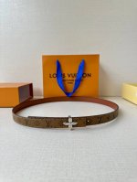 本款 2.0宽 Lv Iconic 腰带令传统元素焕现摩登魅力。纤细尺寸可穿过束带圈或单独收拢腰线，Iconic 搭扣流露优雅格调，双面设计实现更多造型可能一面