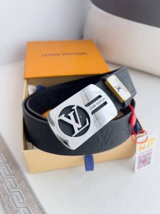 品名： Lv..路易..威登腰带皮带原单 型号：挂扣，经典纯钢材质挂扣，头层牛皮，图片实物拍摄 材料：头层牛皮，挂扣系列，纯钢材质扣头，钯镀电镀工艺永不掉色。原