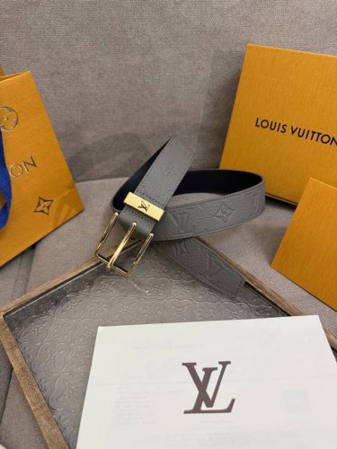 -Lv 3.5腰带，Slender 可翻转皮带线条流畅，风格现代，具备无与伦比的多样性。采用深沉的灰色皮革制成，一侧表面光滑，另一侧则压印有Monogram图案