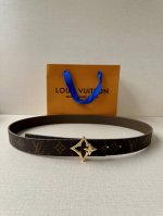 特 本款3.0宽幅腰带以 Monogram 帆布和皮革分饰两面，闪耀金属 Lv Initiales 搭扣的瞩目意味。悠闲格调适宜搭配牛仔着装