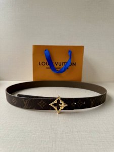 特 本款3.0宽幅腰带以 Monogram 帆布和皮革分饰两面，闪耀金属 Lv Initiales 搭扣的瞩目意味。悠闲格调适宜搭配牛仔着装