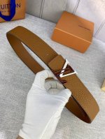特 4.0宽以品牌经典Taiga皮革打造，这款休闲、易搭配的皮带缀以对比色革边染色，跟我们最新皮具设计搭配，既前卫，又时尚。