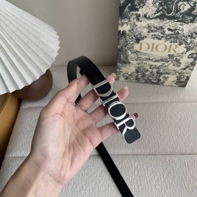 Dior新款腰带采用光滑牛皮材质精心制作 搭配富有光泽的金属Dior腰带扣提升格调 突显腰部曲线 彰显优雅气质 可与牛仔裤 半身裙或连衣裙轻松搭配