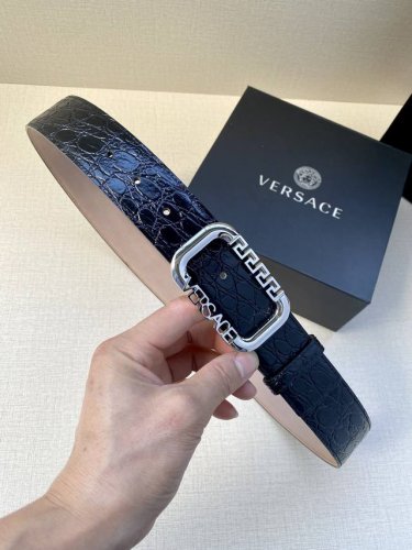 宽带3.8Cm Versace此款腰带由优质皮革制成，采用经典设计，配色醒目。该铆钉腰带配有椭圆形希腊回纹搭扣，打造versace造型。椭圆形搭扣配有greca