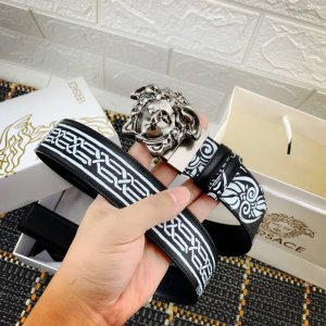 范思哲，宽4.0Cm此款双面腰带采用光滑的Saffiano皮革制作，并配有3D美杜莎腰带扣。一面为单色设计，另一面饰有Tabloid印花。此款印花既是对当下名人