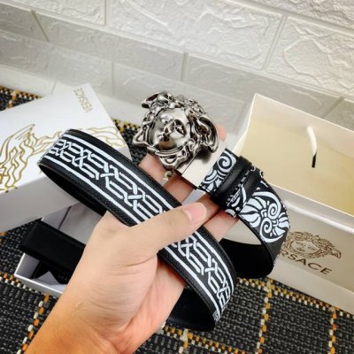 范思哲，宽4.0Cm此款双面腰带采用光滑的Saffiano皮革制作，并配有3D美杜莎腰带扣。一面为单色设计，另一面饰有Tabloid印花。此款印花既是对当下名人