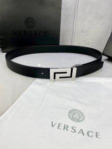宽度3.5Cm Versace 范思哲 此款柔软的 手掌纹皮底 皮带饰有一个几何形状的希腊回纹别扣，既时尚又优雅。