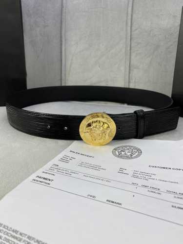 宽度4.0Cm 范思哲 此款水波纹 腰带饰有标志性的Versace美杜莎头像扣，彰显品牌格调。是一款精美的衣橱必备单品。