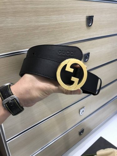 配送专柜包装 打孔针 特 特 宽38Mm， 原单进口双面头层小牛皮，搭配原单钌钯电镀双G花纹钢扣，手感.油边近乎完美，原产皮料定制，质感无可挑剔，出众的细节，高