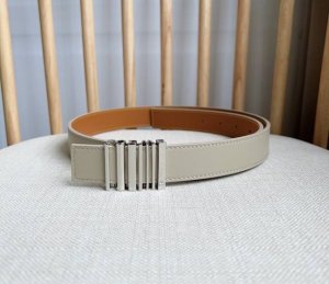 Loewe 罗意威 专柜最新同款腰带 选用光滑牛皮革腰带 配有亮面loewe几何腰带扣五孔调节 卓越的工艺 个性的造型 精美的材质 宽：2.8