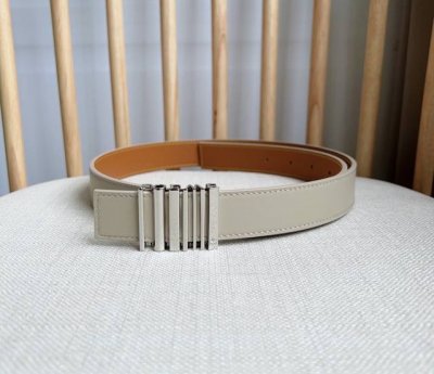 Loewe 罗意威 专柜最新同款腰带 选用光滑牛皮革腰带 配有亮面loewe几何腰带扣五孔调节 卓越的工艺 个性的造型 精美的材质 宽：2.8