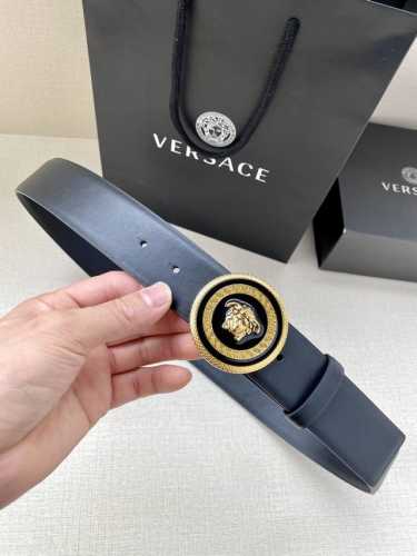宽度4.0cm 范思哲 此款平纹皮底 腰带饰有标志性的Versace美杜莎头像扣，彰显品牌格调。是一款精美的衣橱必备单品。