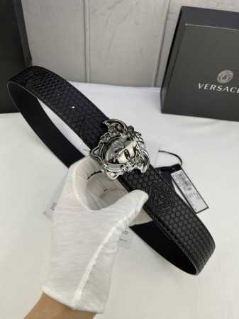 宽度4.0Cm Versace 范思哲 此款两面用皮革腰带的搭扣饰有品牌标志性的金 银色闪光virtus五金配件。 - 点击图像关闭