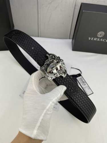 宽度4.0Cm Versace 范思哲 此款两面用皮革腰带的搭扣饰有品牌标志性的金 银色闪光virtus五金配件。