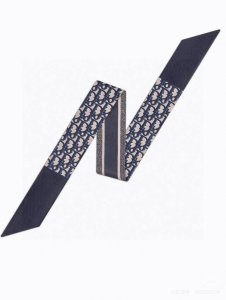 新款D字母这款 迪奥Montaigne Mitzah 发带丝巾从标志性的 Dior 精品店地址汲取灵感，老花字母配条纹的款式经典，造型修长，两端尖角设计，背面饰