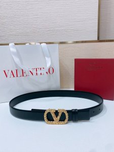 Vlogo Signature搭扣，饰以施华洛世奇仿珍珠 -施华洛钻 花纹搭扣 -进口小牛皮材质 进平纹带身 -宽度：3厘米