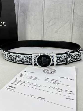 宽度4.0Cm Versace 范思哲 此款palazzo腰带采用牛皮革面料制作，并饰有le Popclassique图案印花和标志性的美杜莎五金配件。 - 点击图像关闭