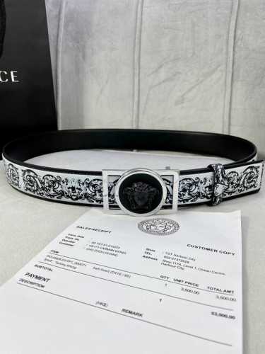 宽度4.0Cm Versace 范思哲 此款palazzo腰带采用牛皮革面料制作，并饰有le Popclassique图案印花和标志性的美杜莎五金配件。