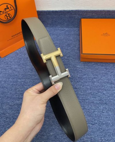 品牌爱玛仕 No.550 描述经典系列新品腰带，采用小牛皮材质，完美搭配手工车线，经典配色，可搭配商务西装或更为休闲的造型。腰带为法国尺寸，请在购买前参阅腰带尺