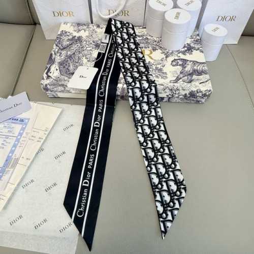 新款D字母这款 迪奥Montaigne Mitzah 发带丝巾从标志性的 Dior 精品店地址汲取灵感，老花字母配条纹的款式经典，造型修长，两端尖角设计，背面饰