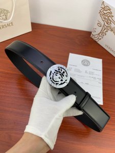 宽度4.0Cm Versace 范思哲 原版光亮开边珠平纹带身 双面头层 此款腰带配有醒目的美杜莎头像搭扣，可为任何造型增添几分立体雅致效果。