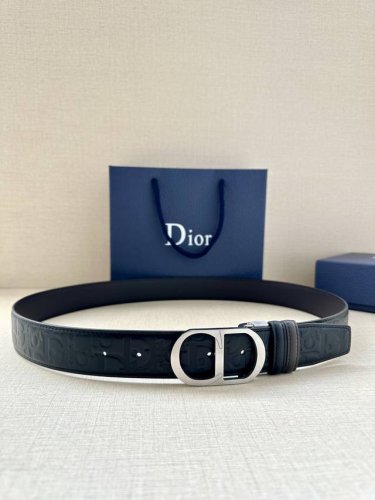Dior 这款金属覆层黄铜腰带扣是二零二四春季系列新品，展示 Cd Icon 标志和 Oblique Cosmo 图案，致敬 Dior 的经典图案。可与各式 3