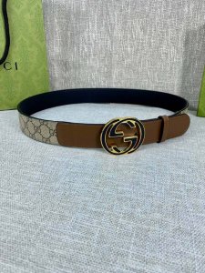 宽度4.0Cm Gucci 这款腰带在春夏系列中惊艳亮相，采用以标志性米色 乌木色组合呈现的品牌双g精品钢扣字母交织图案，与黑色皮革材质相得益彰。双g搭扣采用做