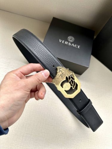 特P200 宽度4.0Cm Versace（范思哲）标志：腰带扣上的镂空美杜莎，赋予该款Palazzo腰带很高的辨识度。腰带采用饰有Mock Croc印花的柔软