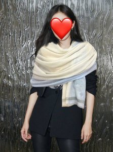 上新2620 巴宝莉重磅推荐太美了火爆N年的格子，人人都喜欢时潮人都有好几条巴家围巾放在衣橱，换条围巾就足够让你有焕然一新的感觉。高端品质，不同折叠可以带出不同