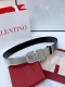 黄铜Vlogo Signature搭扣 -外层金属质感小牛皮 -内部亮面小牛皮 -宽度：4厘米 Vlogo Signature可双面佩戴小牛皮腰带