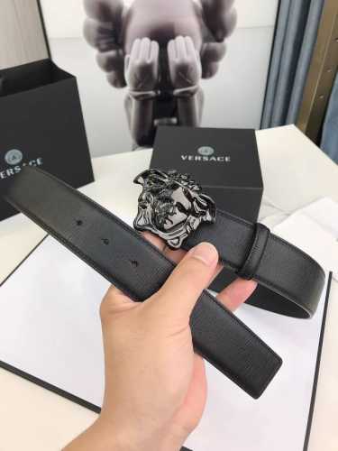 范思哲versace此款时尚的腰带采用粒面小牛皮革精制而成，饰有立体美杜莎搭扣。4.0Cm宽