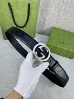 宽度4.0Cm 搭配原版皮带扣 、腰带以采用热压印技术的gucci Signature皮革精制而成，触感厚实，印花图案清晰分明带身点孔细节，反射gucci Si