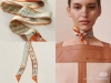 爱马仕Hermes“新式座驾”Twilly小丝巾 Twilly小丝巾 100%桑蚕丝 這款小巧的真絲配飾佩戴方式千變萬化，可為您的日常造型增添靈動妙趣！ 法国制