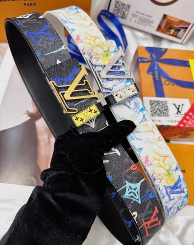 皮带：Lv.路易威登顶级复刻- 腰带：原单品质百分百进口原厂头层牛皮，保证真皮。雕花镂空标志设计工艺.真空电镀.永不掉色.24K纯钢扣头层小牛皮涂鸦手绘油画系列