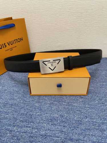 p210 品牌：【驴牌】 Lv新款进口小牛皮，手感细腻柔软。搭配纯钢自动精品钢扣，男士必备！宽度：3.5Cm