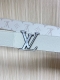 当季新款 40Mm可翻转皮带在Monogram Canvas一侧和皮革背面均采用柔和的灰白色十字纹。扣件是品牌标志性字母的缠绕组合，以匹配的颜色和银色色调的五金