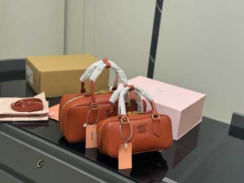 升级版配盒 Size：28*13Cm 23*11Cm Miumiu保龄球 公文包 包包甜度刚好！ 很难不爱啊啊！ 可手拎也可斜挎 绝对不是小废包哦容量足足的~~