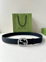 宽度4.0Cm Gucci典藏设计中的标志性元素于早秋系列焕发新意。这款腰带选用黑色超级双G牛皮打造，互扣式双G不锈钢五金 调配件更添个性魅力。