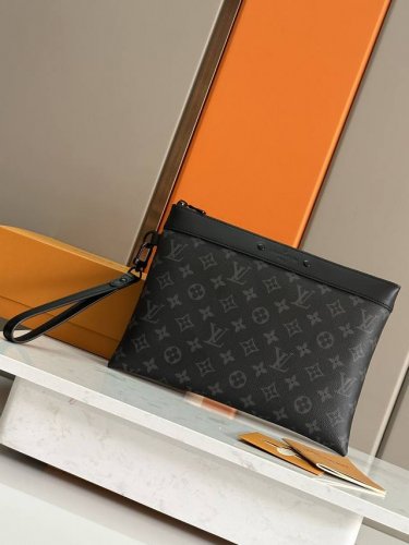 顶级原单 M81569 黑花 全新Pochette To-Go手拿包材Monogram Shadow压纹皮革，以铆钉标签含蓄展露品牌格调。充裕空间可容纳文件、小