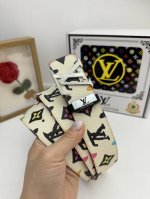 品名：Lv..路易..威登原单 材质：原单牛皮腰带 百分百头层牛皮腰带保证真皮，24K纯钢扣，专柜原单品质、做工精细，时尚大牌，送人自用首选包装： 请认准如图专